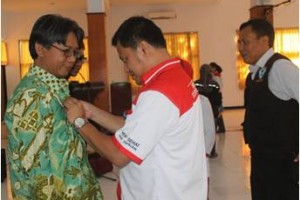 Penyematan Pin Anti Narkoba oleh Kepala BNN Kuningan kepada Rektor Uniku